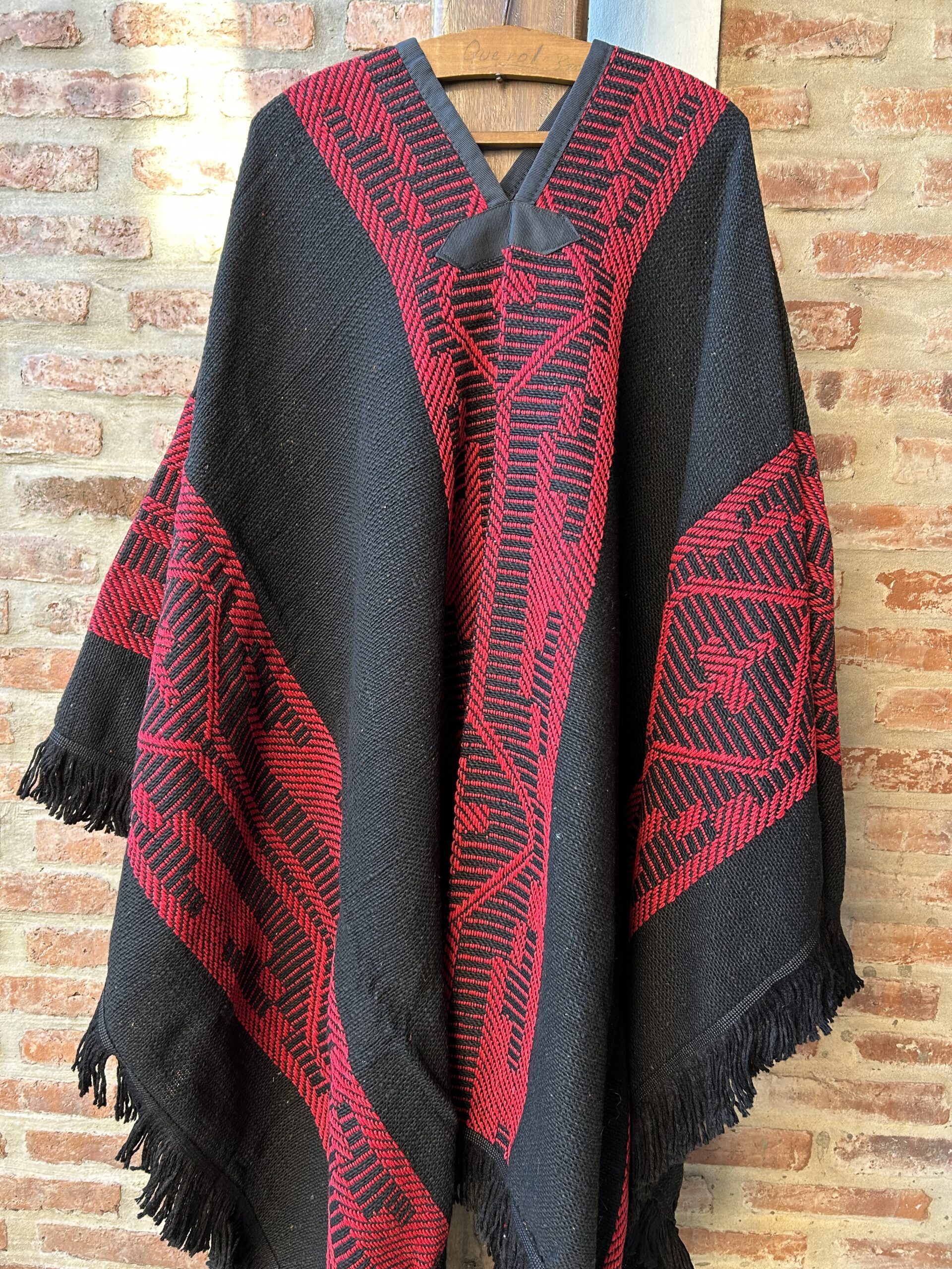 Poncho pesado Negro-Rojo Modelo Namuncura