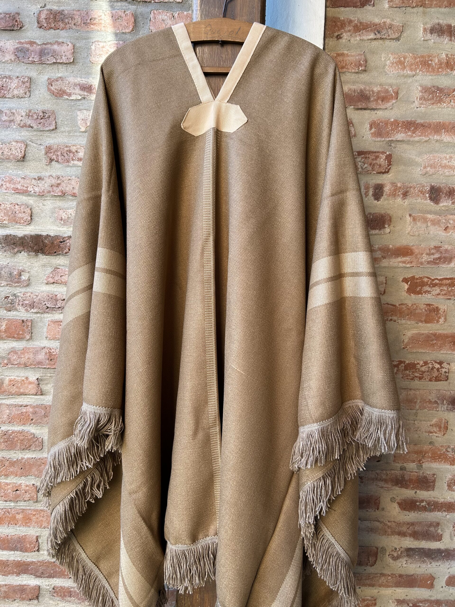 Poncho pesado Beige listado art 5022 Modelo San Luis