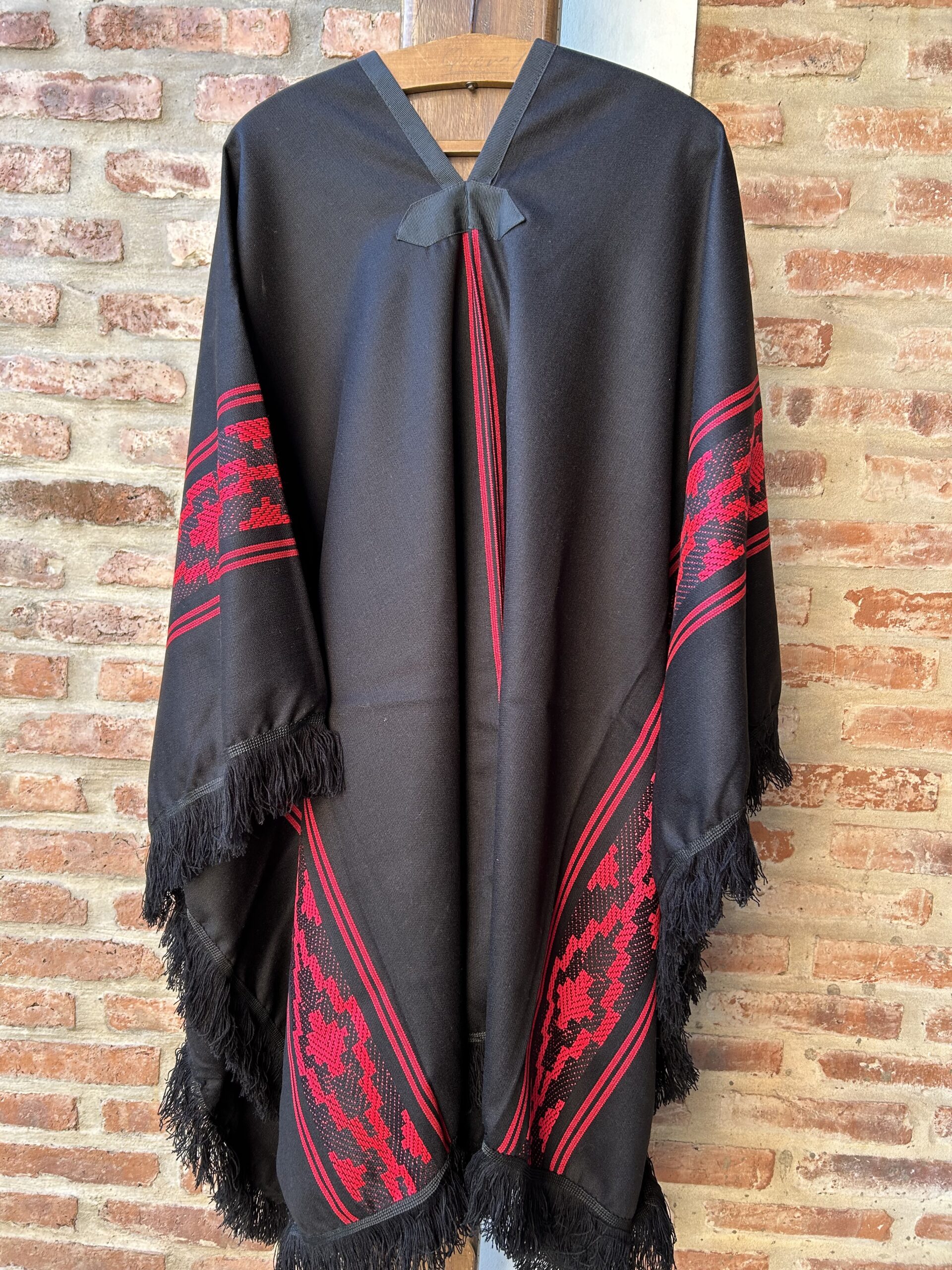 Poncho liviano negro con guarda pampa roja