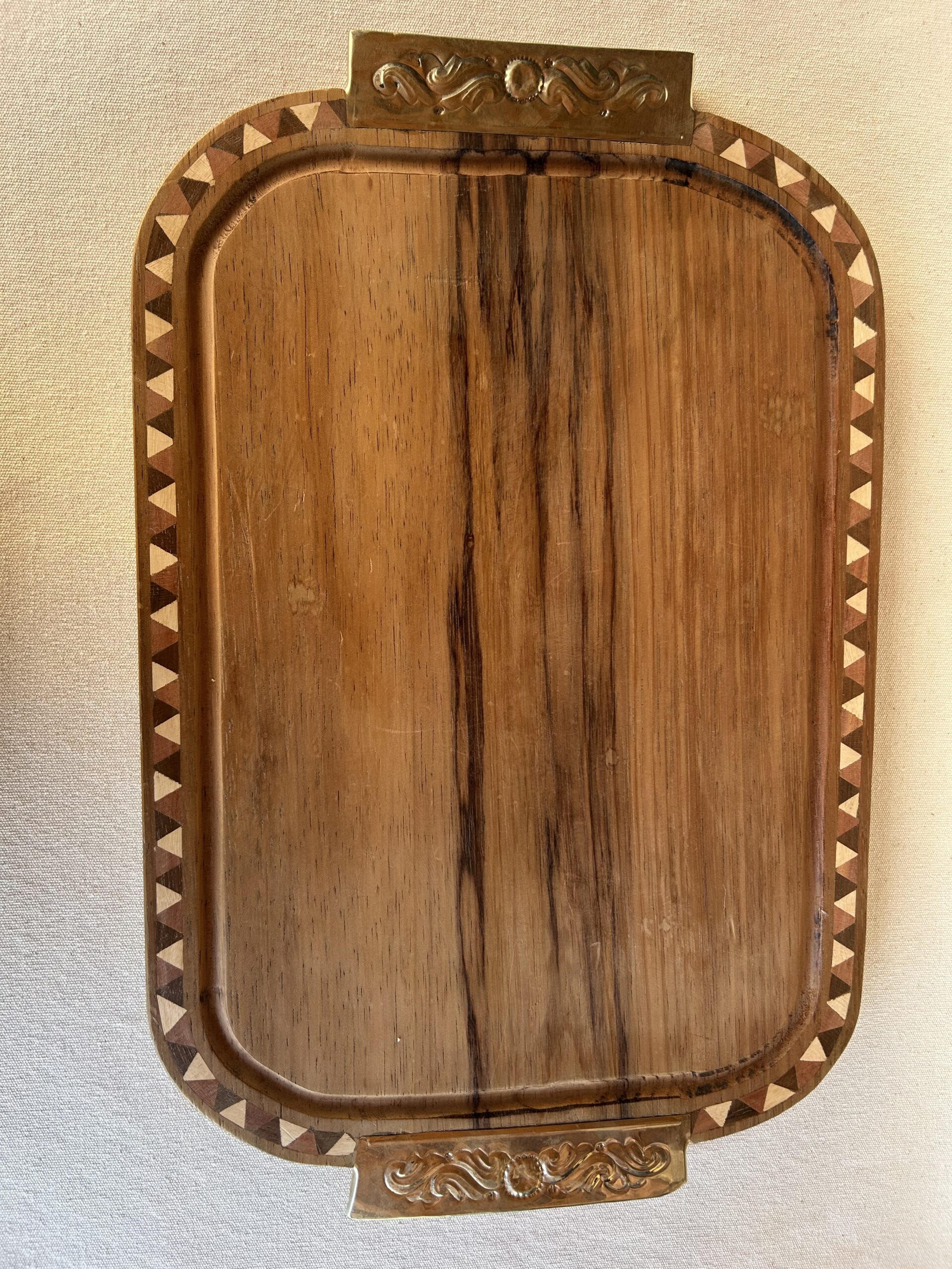 TABLA RECTANGULAR EN MADERA PACARÁ  CON GUARDA Y ALPACA(45CM)