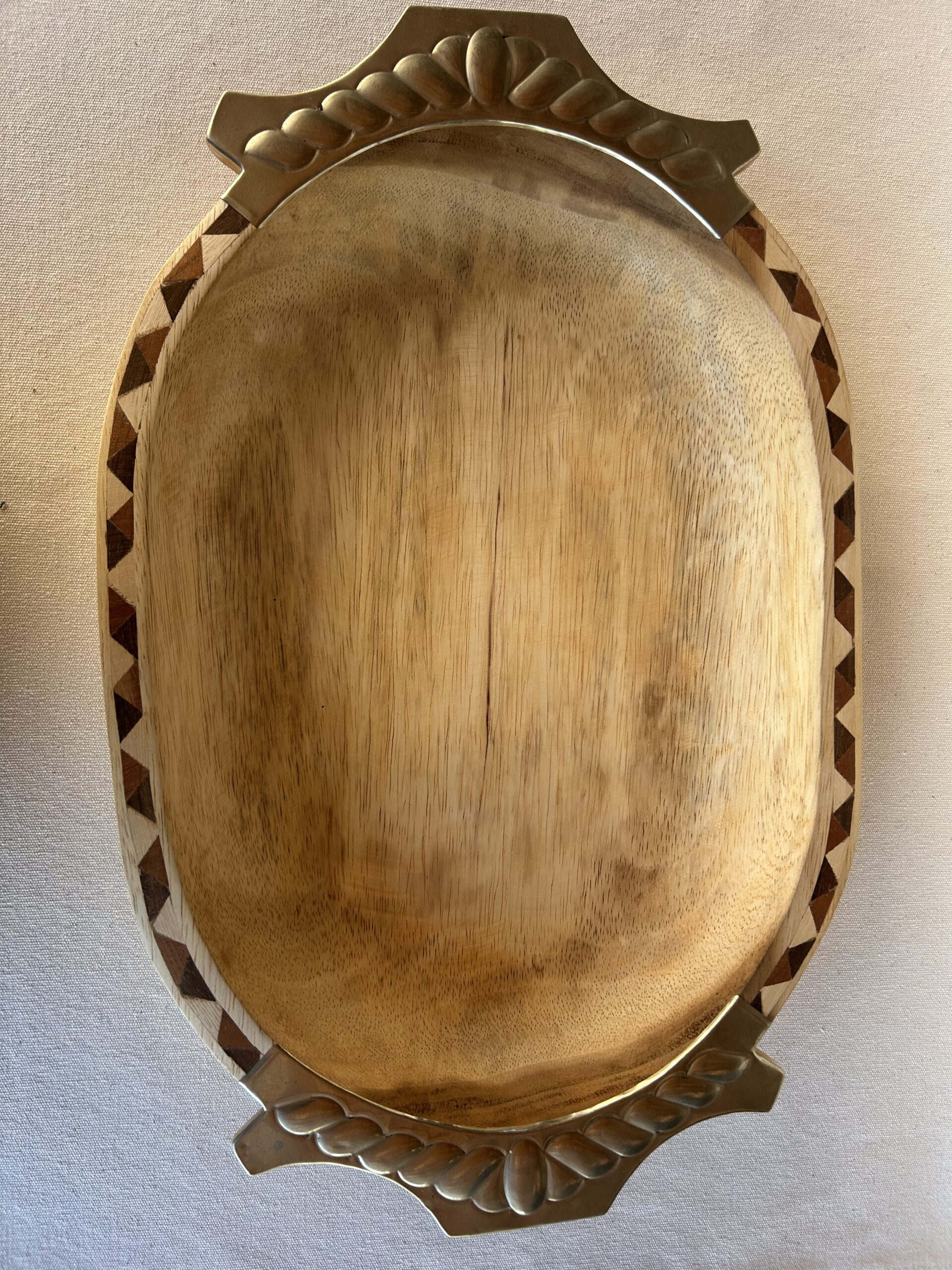 BATEA EN MADERA PACARÁ Y GUARDA CON ALPACA (45CM)