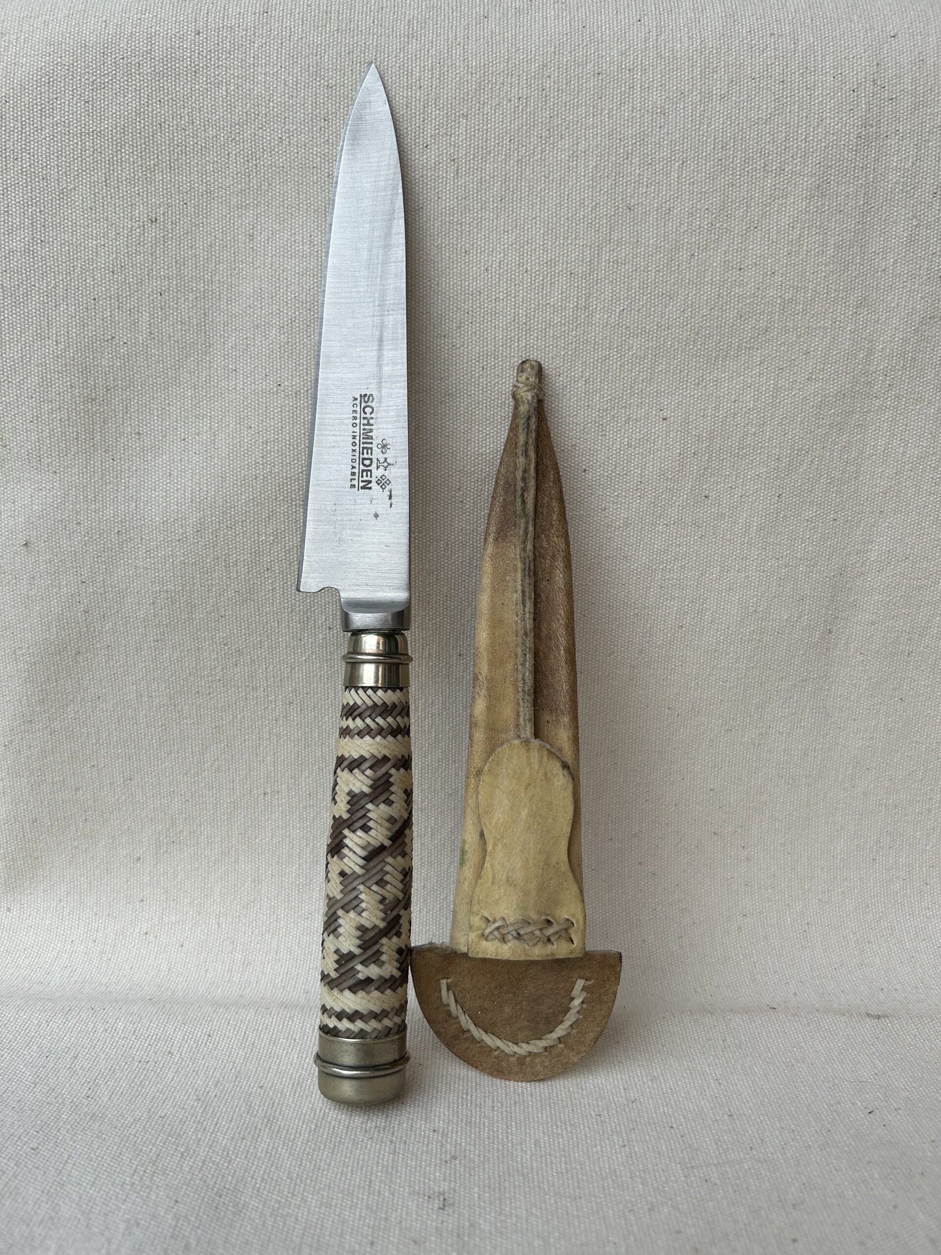 Cuchillo trenzado con Alpaca y hoja en acero inoxidable de 14 cm viene con vaina de cuero crudo