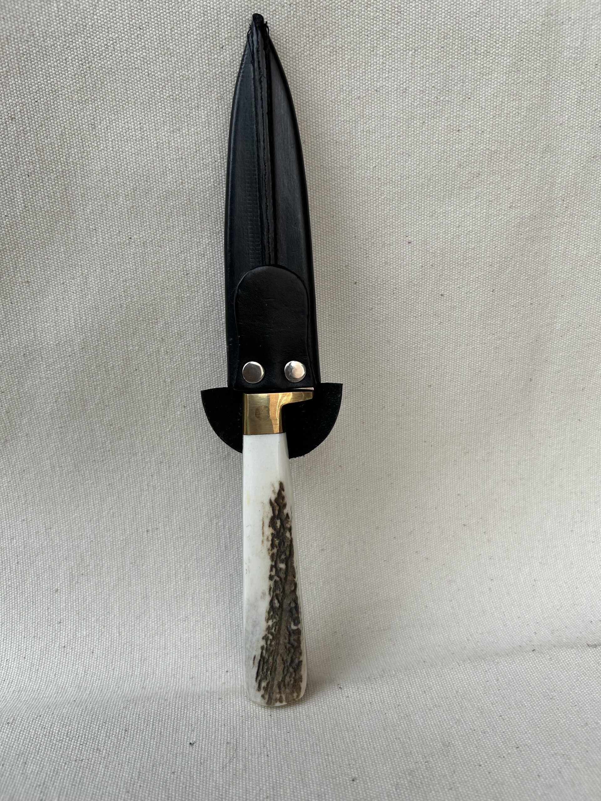 Cuchillo cabo de Asta con hoja en acero inoxidable y detalle de bronce(entre el encabado y la hoja)hoja solingen de 12cm