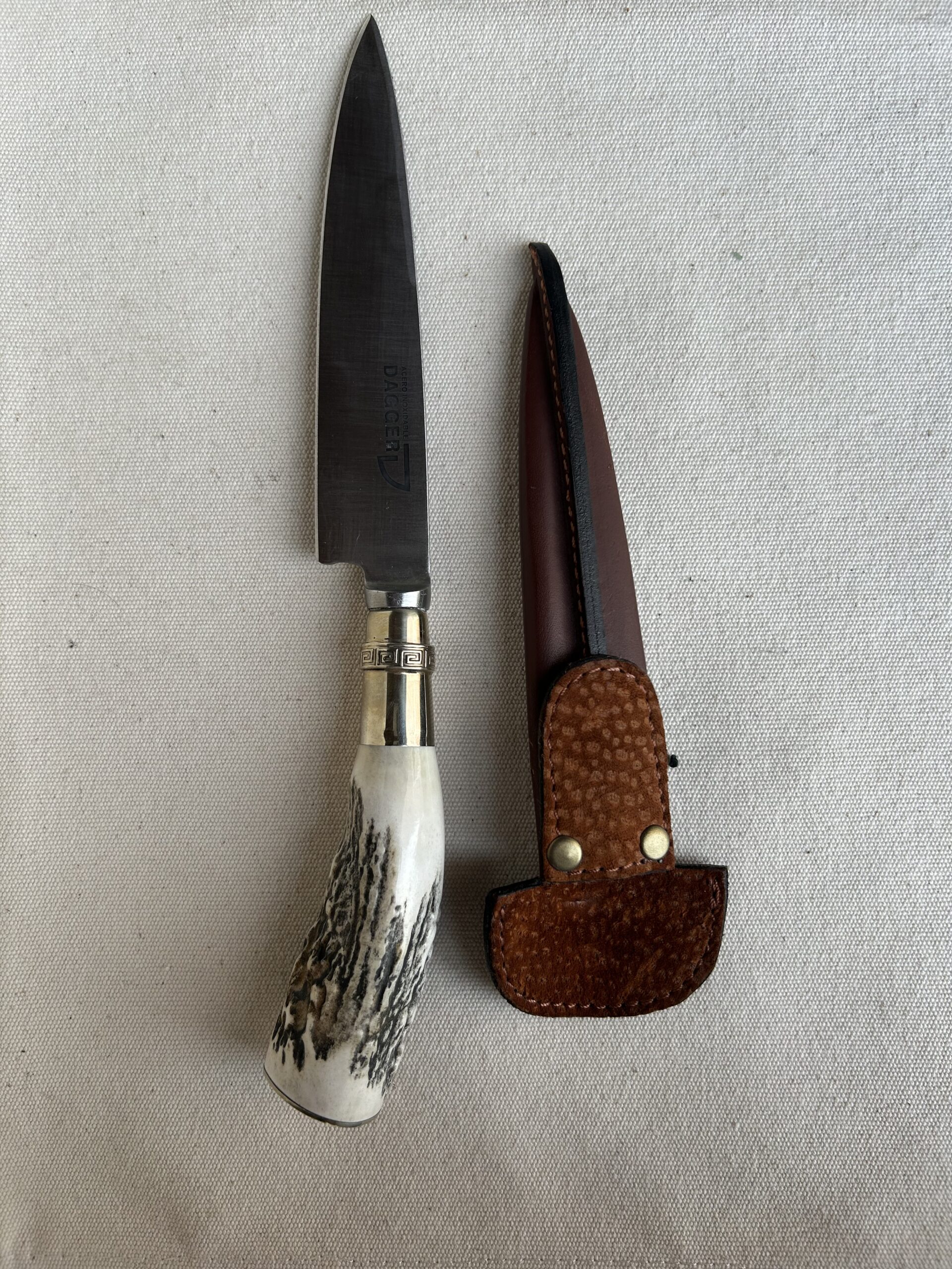 Cuchillo encabado en asta y terminales y anillo con alpaca, hoja 14 Dagger acero inoxidable cabo curvo