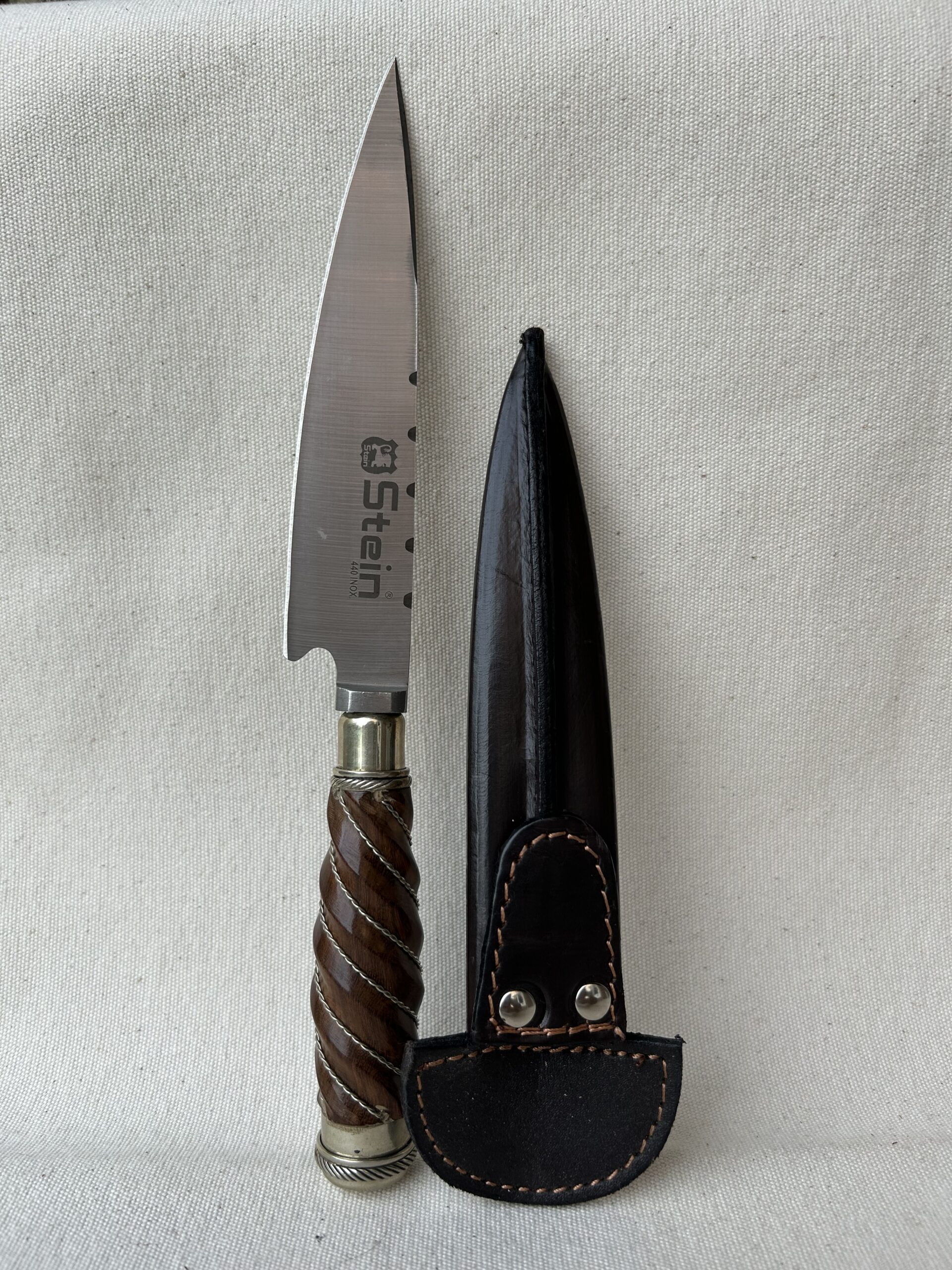 Cuchillo cabo de madera torneada combinado con hilos retorcidos de alpaca hoja Stein 440 /El Ombu acero inoxidable.